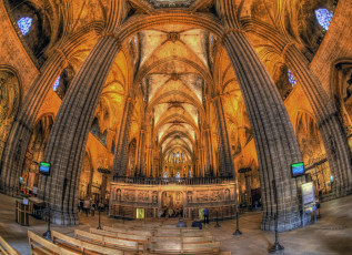 Картинка inside+the+gothic+cathedral+in+barcelona интерьер убранство +роспись+храма свод собор колонны