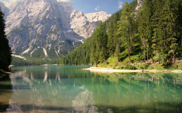 Картинка природа реки озера горы альпы озеро лодки берег лес деревья отражение