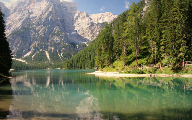 Обои картинки фото природа, реки, озера, горы, альпы, озеро, лодки, берег, лес, деревья, отражение