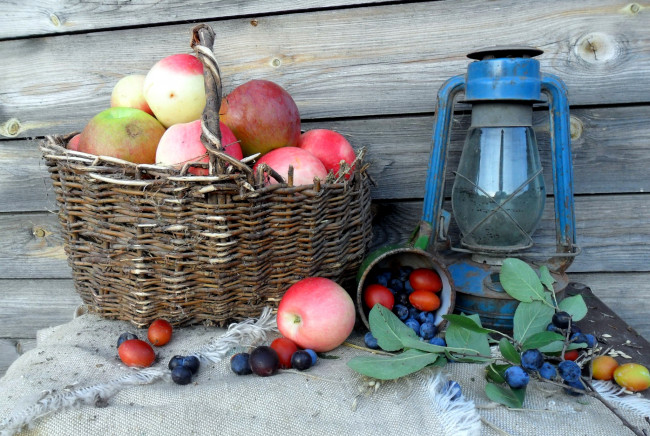 Обои картинки фото еда, фрукты,  ягоды, лампа, яблоки, сливы