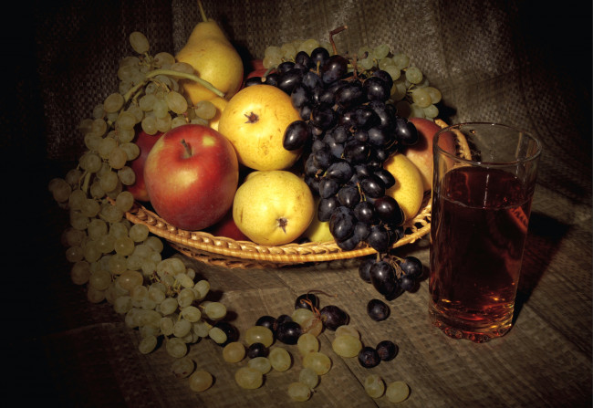 Обои картинки фото еда, фрукты,  ягоды, яблоки, груши, виноград, сок