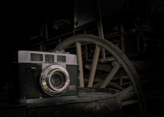 Картинка бренды kodak чердак сарай колесо бочка камера фотоаппарат кодак