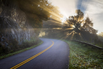 Картинка природа дороги дорога скалы утро свет лучи деревья дымка