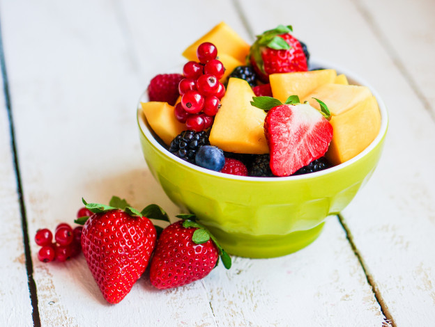 Обои картинки фото еда, фрукты,  ягоды, десерт, клубника, fresh, fruit, salad, berries, ягоды, фруктовый, салат, миска