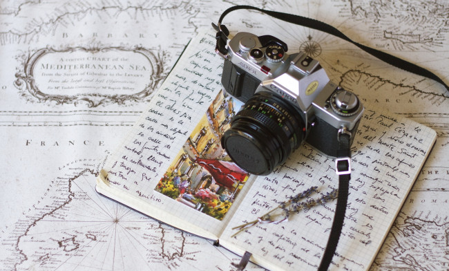 Обои картинки фото бренды, canon, цветы, карта, тетрадь, дневник, камера, фотоаппарат