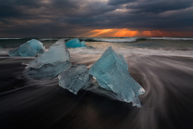Обои картинки фото природа, айсберги и ледники, исландия, ледниковая, лагуна, йёкюльсаурлоун, лёд, небо, свет, лучи