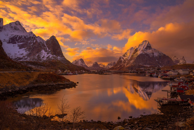 Обои картинки фото природа, реки, озера, свет, вечер, горы, городок, поселение, архипелаг, норвегия