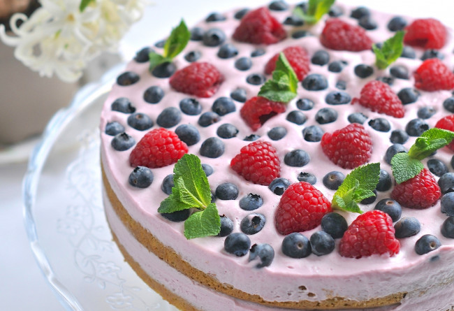 Обои картинки фото еда, торты, малина, голубика, крем, мята, ягоды, десерт, торт