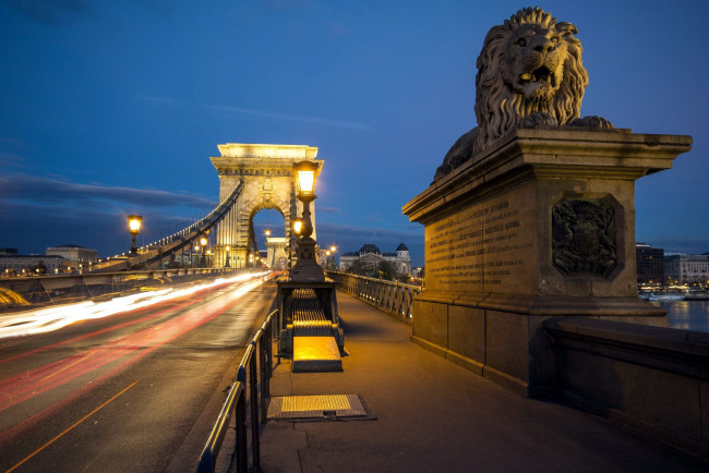 Обои картинки фото города, будапешт , венгрия, фонари, мост, вечер, лев
