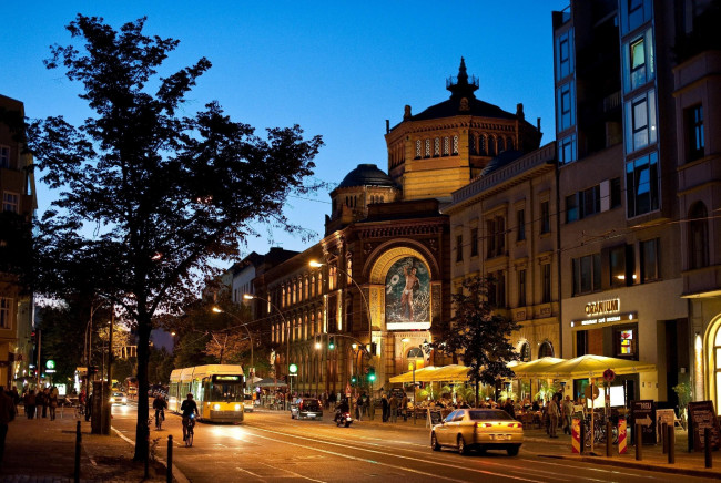 Обои картинки фото города, берлин , германия, пешеходы, транспорт, кафе, улица, вечер