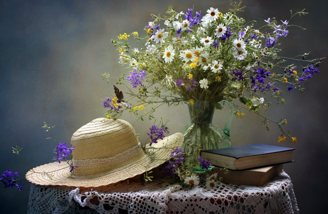 Обои картинки фото цветы, букеты,  композиции, шляпа, букет, книги