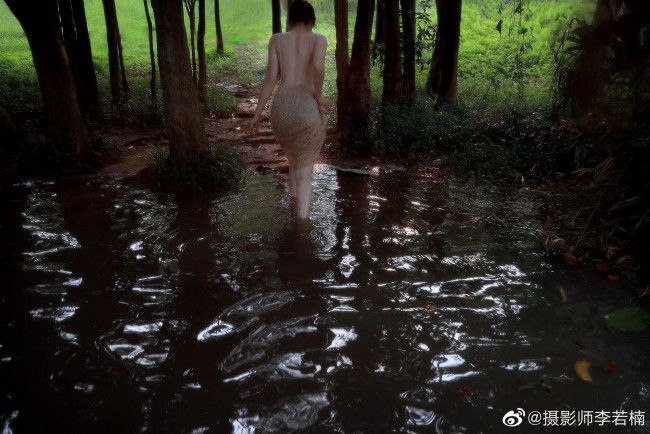 Обои картинки фото девушки, - азиатки, юбка, спина, озеро, деревья