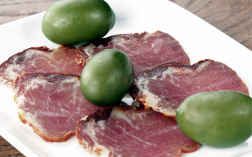 Картинка еда колбасные+изделия оливки мясо копченое
