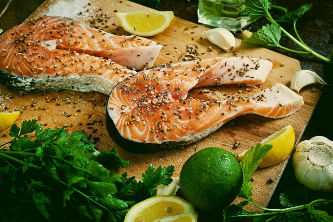 Обои картинки фото еда, рыба,  морепродукты,  суши,  роллы, чеснок, лимон, лайм, петрушка, форель