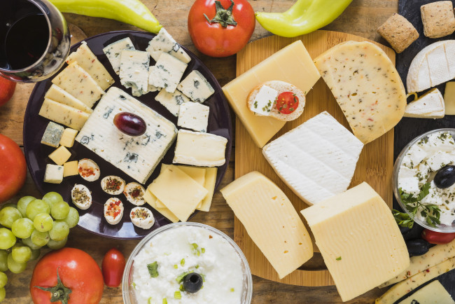 Обои картинки фото еда, сырные изделия, виноград, маслины, сыр, ассорти