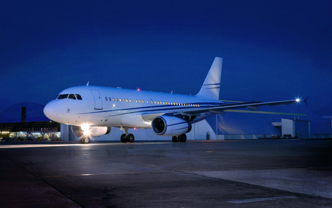 Обои картинки фото авиация, пассажирские самолёты, корпоративный, самолет, airbus, 319, пассажирский, ночь, авиалайнер, аэропорт