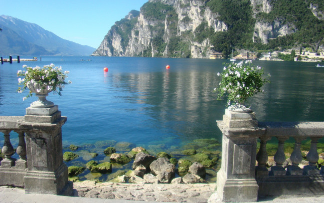 Обои картинки фото озеро, гарда, италия, природа, реки, озера, горы, камни, цветы