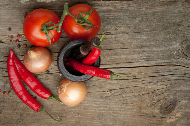 Обои картинки фото еда, овощи, ступка, натюрморт, лук, помидоры, перец