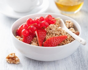 Картинка еда разное мюсли с молоком и фруктами ягодами хлопья здоровый завтрак muesli with milk and fruit berries cereals a healthy breakfast