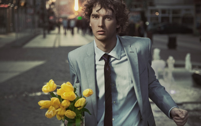 Обои картинки фото мужчины, - unsort, тюльпаны, цветы, взгляд, улица, кареглазый, парень, люди
