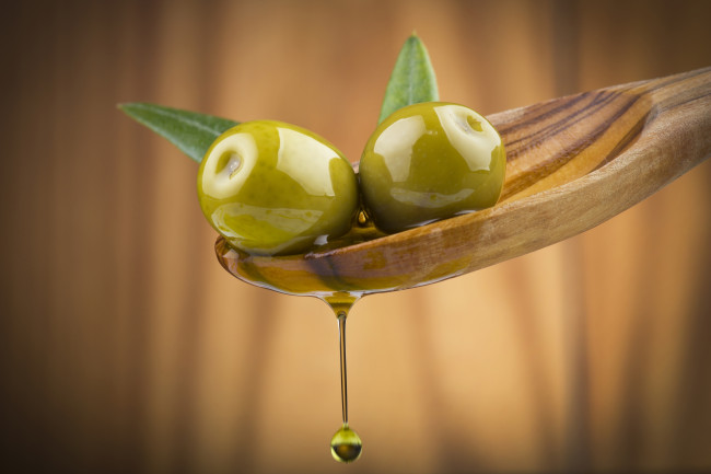 Обои картинки фото еда, разное, greens, oil, olives, spoon, зелень, масло, оливки, ложка