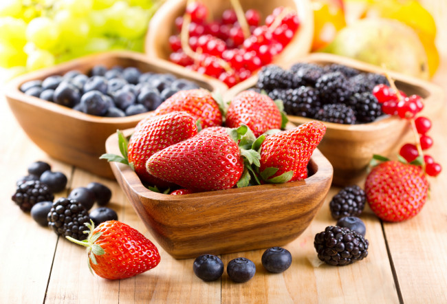 Обои картинки фото еда, фрукты,  ягоды, боке, миски, голубика, красная, смородина, ежевика, клубника, ягоды