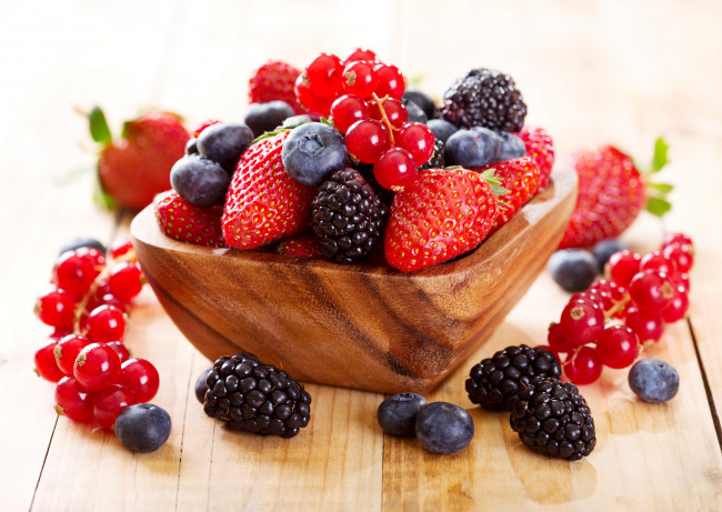 Обои картинки фото еда, фрукты,  ягоды, ежевика, клубника, ягоды, миска, красная, смородина, голубика