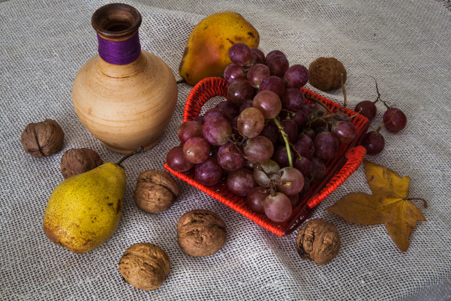 Обои картинки фото еда, натюрморт, кувшин, орехи, виноград