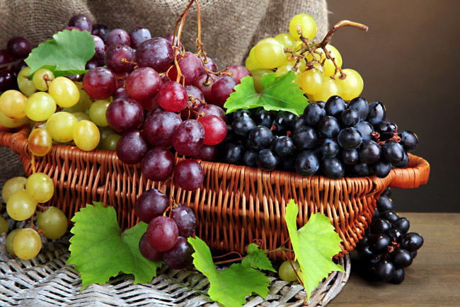 Обои картинки фото еда, виноград, ягоды, корзинка