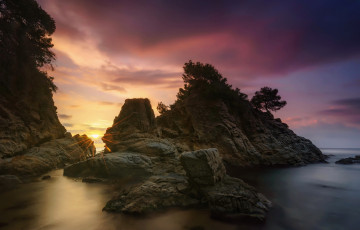 Картинка природа восходы закаты скалы камни лучи деревья almeria испания побережье небо солнце рассвет горизонт море