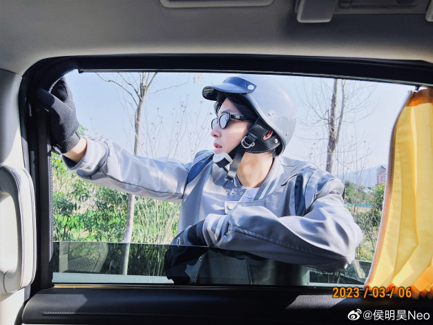 Обои картинки фото мужчины, hou ming hao, окно, актер, шлем, куртка, перчатки