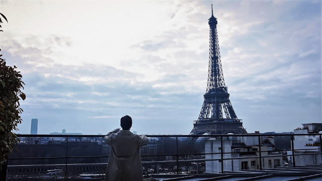 Обои картинки фото мужчины, xiao zhan, актер, пальто, панорама, эйфелева, башня, париж