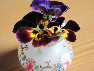 Картинка цветы анютины глазки садовые фиалки три цветка вазочка