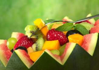 Картинка еда фрукты ягоды фруктовый салат аобуз клубника киви