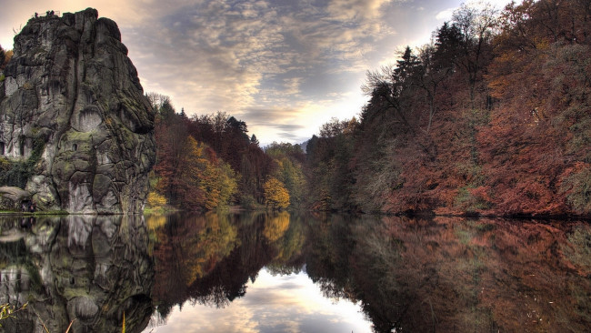 Обои картинки фото природа, реки, озера, река, лес, осень, скалы