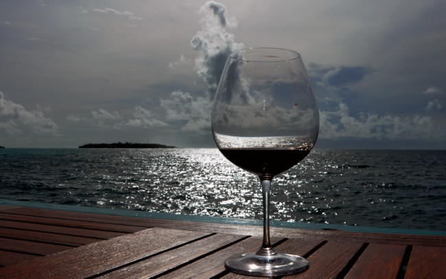 Обои картинки фото еда, напитки, вино, небо, море, бокал