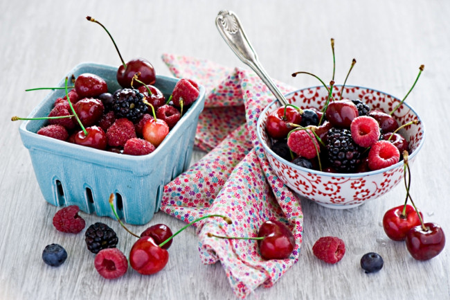 Обои картинки фото еда, фрукты, ягоды, малина, ежевика, голубика, черешня