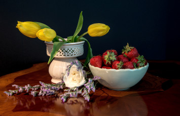 Картинка еда клубника земляника тюльпаны роза ягоды
