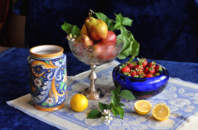 Обои картинки фото еда, натюрморт, груши, клубника, лимоны