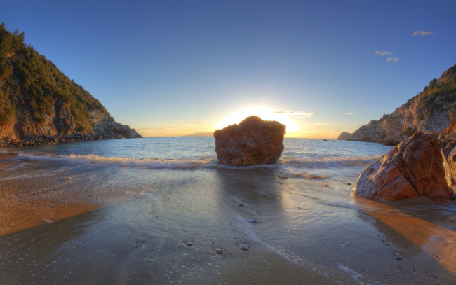 Обои картинки фото природа, побережье, свет, солнце, берег, волны, камни