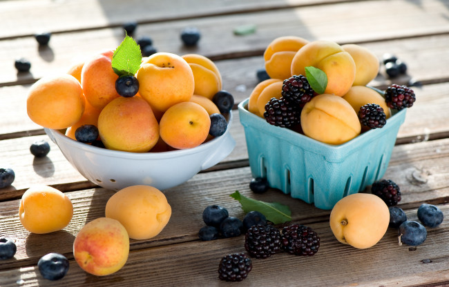 Обои картинки фото еда, фрукты,  ягоды, ягоды, голубика, ежевика, абрикосы
