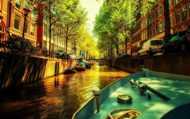 Обои картинки фото города, амстердам , нидерланды, канал, лодка, дома, здания, машины, велосипеды