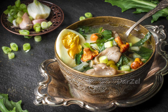 Картинка еда первые+блюда лисички чеснок грибы посуда суп зелень лук