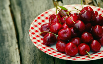 Картинка еда вишня +черешня красная тарелка урожай спелая черешня доски ягоды завтрак природа стол блеск плодоножки блюдце вкусно