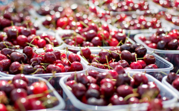 Картинка еда вишня +черешня размытие много ягоды вкусно коробочки изобилие урожай боке пластиковые сияние блеск черешня товар контейнеры свет