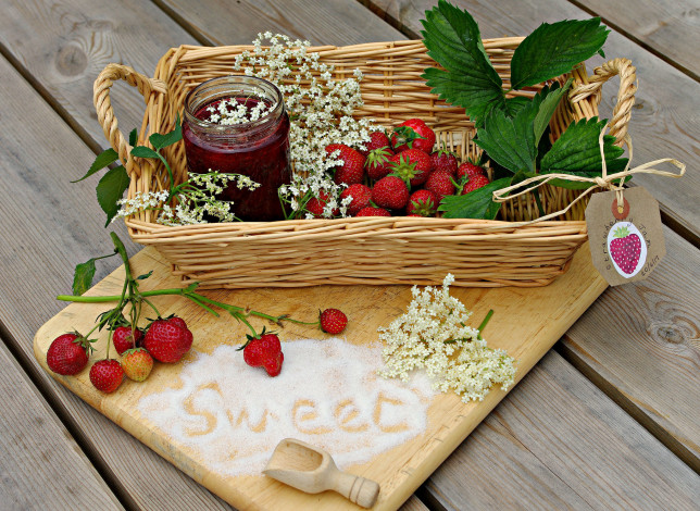 Обои картинки фото еда, клубника,  земляника, вкусно, листья, ягода, варенье
