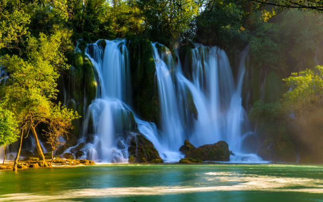 Обои картинки фото природа, водопады, kravice, falls, потоки, вода, bosnia, and, herzegovina, деревья