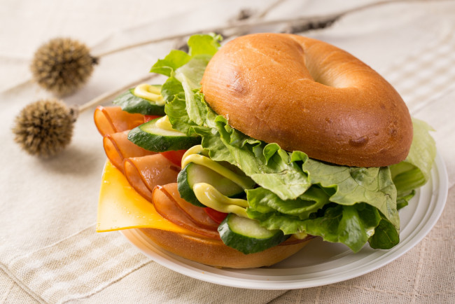 Обои картинки фото еда, бутерброды,  гамбургеры,  канапе, сыр, мясо, бейгл, бутерброд, салат