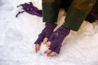 Картинка разное руки +ноги анастасия косплей перчатки лес снег