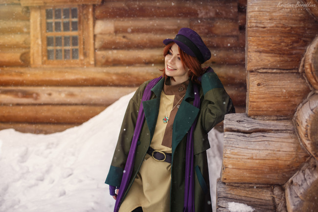 Обои картинки фото девушки, екатерина семадени, анастасия, косплей, кепка, рыжая, кулон, перчатки, снег, изба